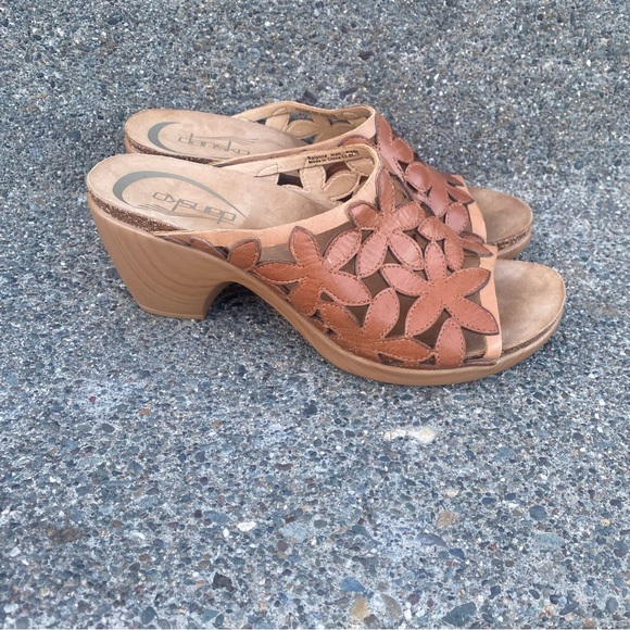 Dansko women 39 (8.5) mules leather Sandal 3” heel cutout flower design open toe - Picture 2 of 9